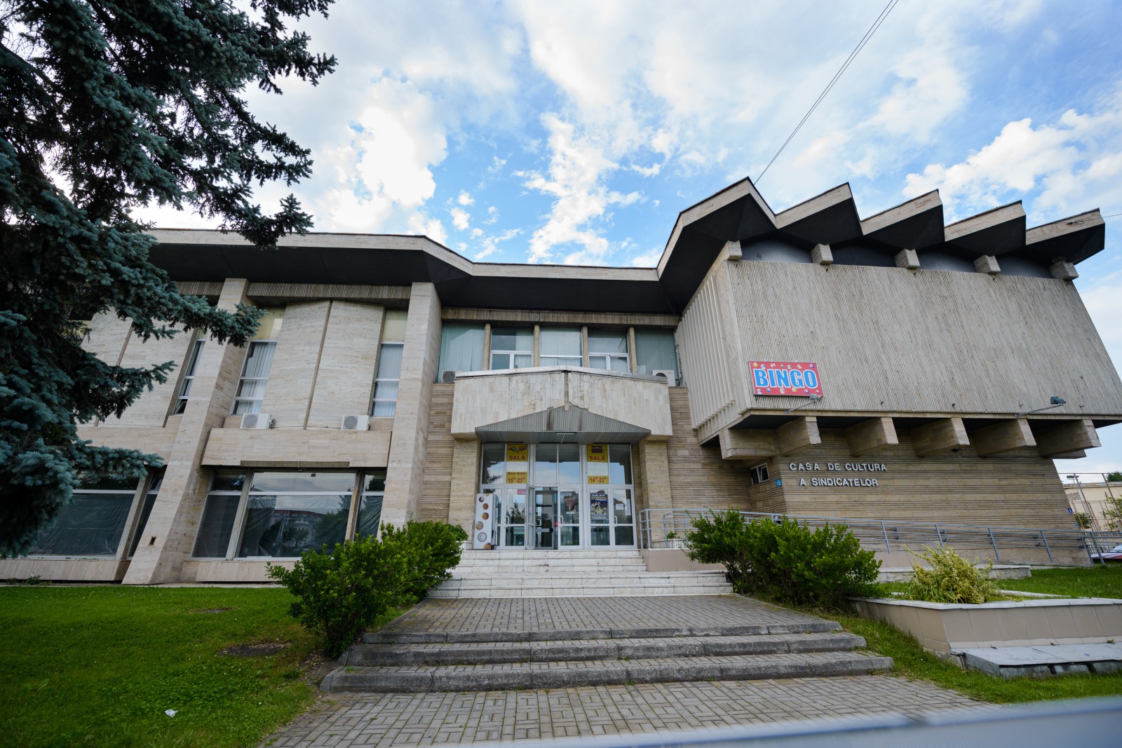 Vedere ansamblu Casa de Cultură Vâlcea